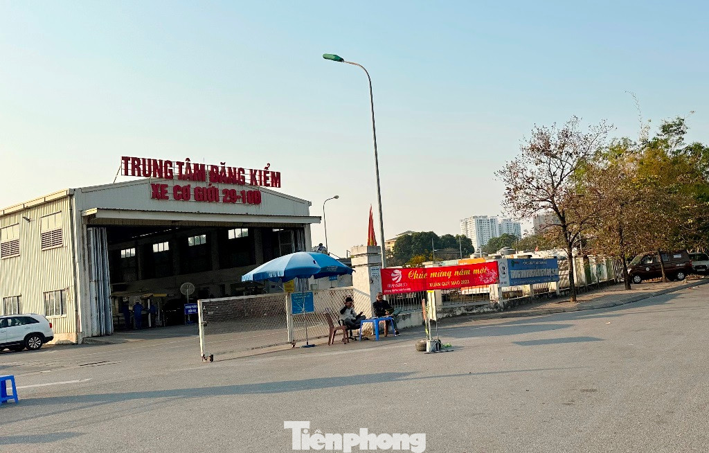 Ghi nhận tại hàng chục Trung tâm đăng kiểm xe cơ giới trên địa bàn Hà Nội trong mấy ngày qua, PV Tiền Phong ghi nhận, không còn tình trạng ô tô xếp hàng dài để chờ kiểm định. Ghi nhận tại hàng chục Trung tâm đăng kiểm xe cơ giới trên địa bàn Hà Nội trong mấy ngày qua, PV Tiền Phong ghi nhận, không còn tình trạng ô tô xếp hàng dài để chờ kiểm định.