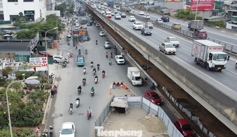 Với chiều rộng mặt cắt ngang đường bên dưới mỗi chiều 4 làn xe, dải phân cách giữa và vỉa hè rộng từ 3 đến 5 mét, tuyến đường Nguyễn Xiển (Vành đai 3) đang là một trong những tuyến phố đồng bộ nhất về hạ tầng tại Hà Nội.
