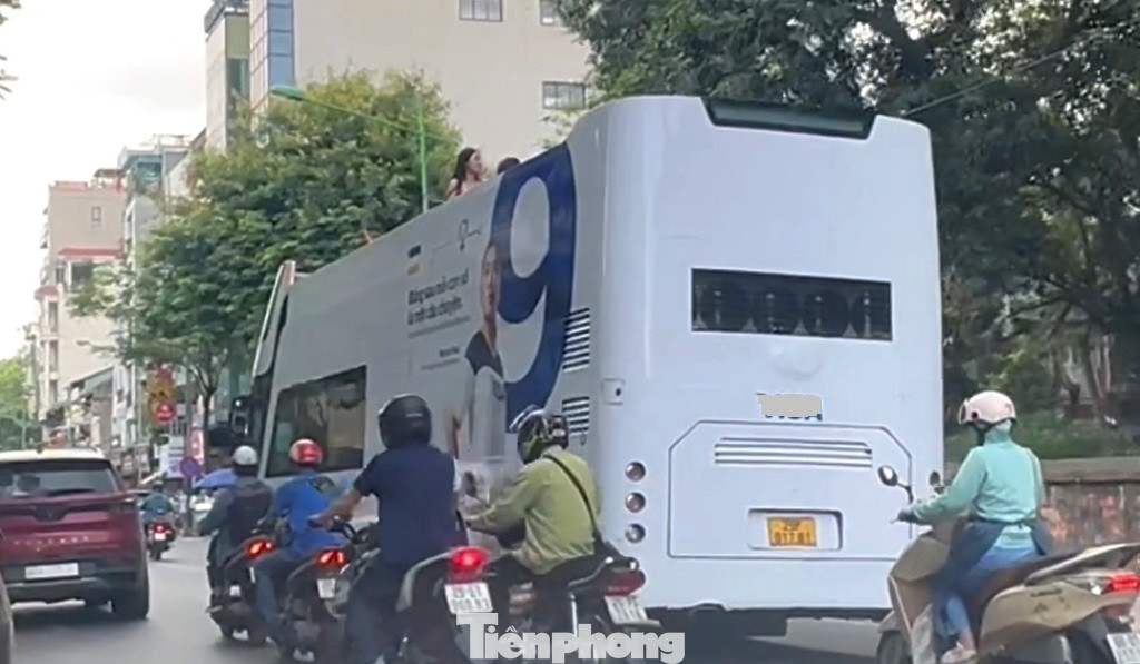 Trong sáng và trưa 16/6, ngoài diễu phố, các xe buýt dán kín quảng cáo này còn đi qua nhiều chốt CSGT làm nhiệm vụ trên đường như Kim Mã - Tôn Đức Thắng, Điện Biên Phủ - Trần Phú, Cửa Nam, Hai Bà Trưng - Phan Bội Châu, Lê Duẩn - Đại Cồ Việt... nhưng không hề gặp bất kỳ trở ngại nào.