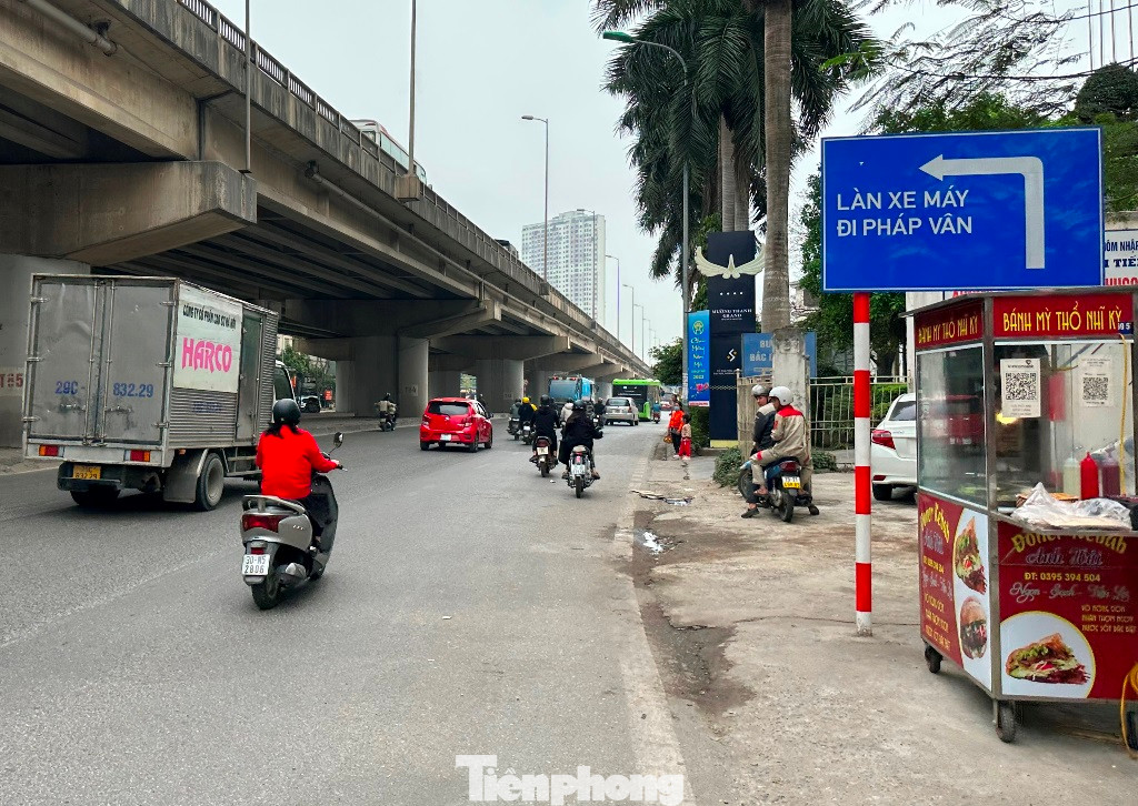 Tuy nhiên, để tiếp cận cầu, xe máy phải đi theo bảng mũi tên để vào làn sát dải phân cách giữa, trong khi đây là làn đường dành cho ô tô, do vậy đang gây khó cho xe máy tiếp cận cầu.