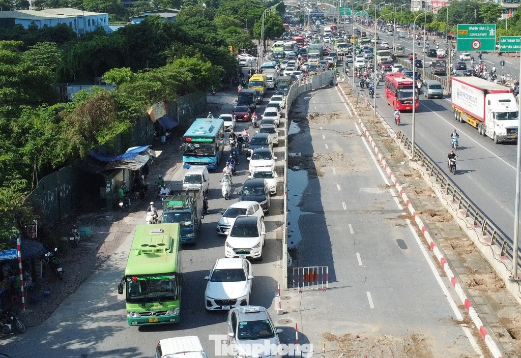 Từ sáng sớm nay, đã xuất hiện ùn tắc kéo dài tại đường trên cao Vành đai 3 và đường dưới thấp Phạm Hùng hướng về nút giao Mai Dịch.
