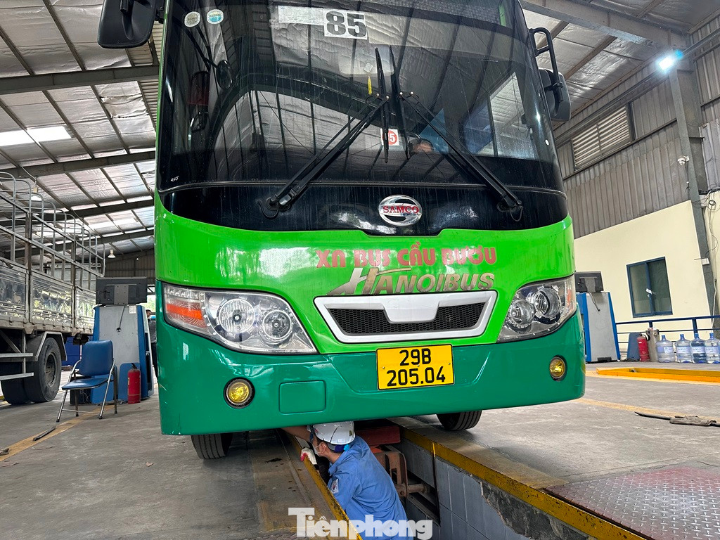 Sau gần 2 ngày xếp hàng, một số xe buýt của Xí nghiệp xe buýt Cầu Bươu đã được đăng kiểm tại TTĐK 2906V - đường 70 trong ngày 13/3.