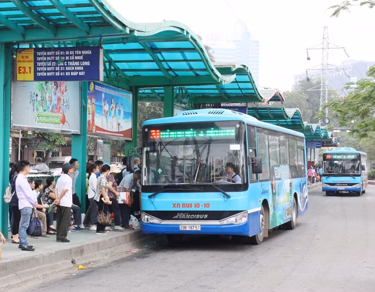 Huy động hơn 9.100 lượt xe buýt phục vụ hành khách dịp 30.4. Ảnh: Anh Trọng