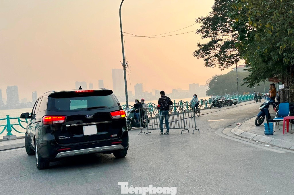 Tại các bãi xe chặt chém ở phố Đặng Thai Mai, Tây Hồ, nhân viên tại đây còn dùng hàng rào sắt nói của Công an để ra rào đường ven Hồ Tây trái phép, ép các lái xe phải đi vào bãi gửi. Tại các bãi xe chặt chém ở phố Đặng Thai Mai, Tây Hồ, nhân viên tại đây còn dùng hàng rào sắt nói của Công an để ra rào đường ven Hồ Tây trái phép, ép các lái xe phải đi vào bãi gửi.