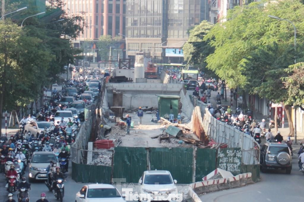 Công trường thi công cầu vượt tại nút giao Chùa Bộc - Phạm Ngọc Thạch trước Tết Nguyên đán