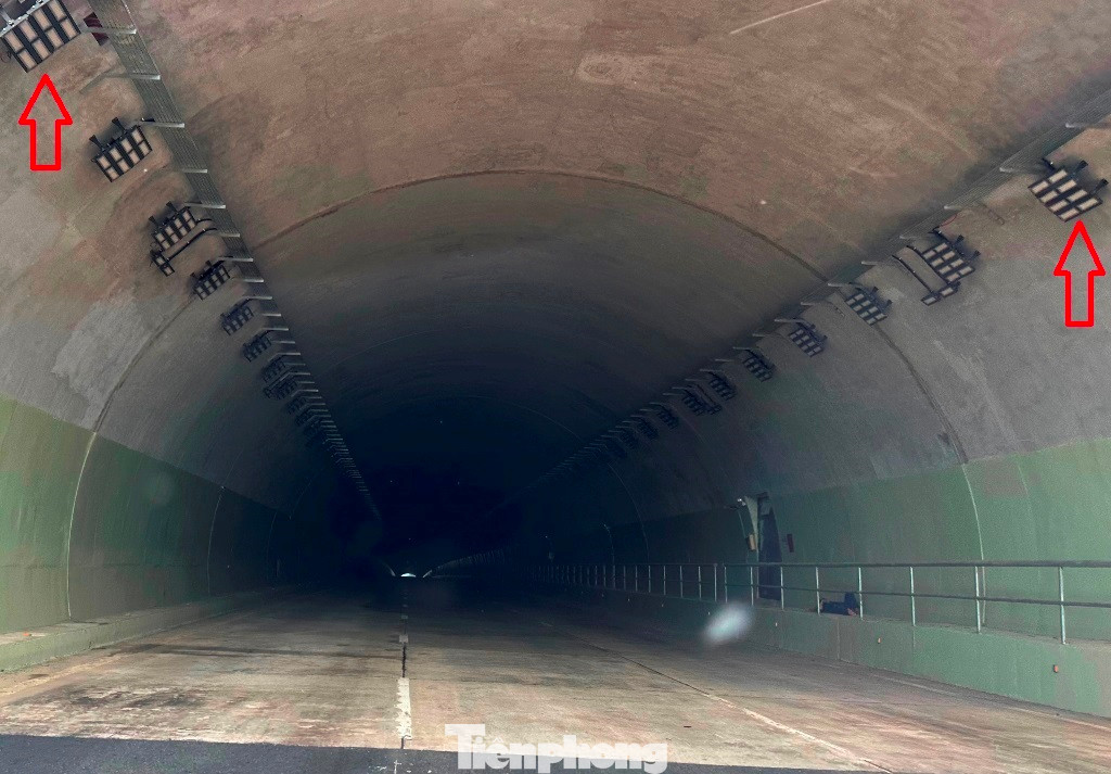 Để đảm bảo an toàn vận hành và người, phương tiện lưu thông, hầm Thung Thi hiện được trang bị hệ thống đèn chiếu sáng đèn led ở hai bên đỉnh hầm (mũi tên đỏ), nhưng hiện nay đang bị tắt tối om nhiều ngày.