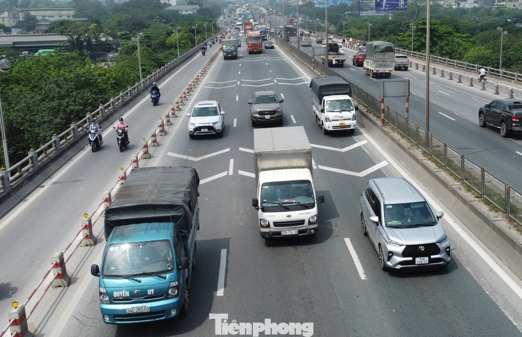 Thay vì chỉ có 2 làn ô tô được phân định hơn 10 năm nay, trong khi lưu lượng phương tiện qua lại tăng gấp 3, 4 lần. Sở GTVT Hà Nội đã hoàn thành dự án tổ chức lại giao thông trên cầu Thanh Trì trong đó có việc tăng lên 3 làn xe ô tô mỗi chiều. Thay vì chỉ có 2 làn ô tô được phân định hơn 10 năm nay, trong khi lưu lượng phương tiện qua lại tăng gấp 3, 4 lần. Sở GTVT Hà Nội đã hoàn thành dự án tổ chức lại giao thông trên cầu Thanh Trì trong đó có việc tăng lên 3 làn xe ô tô mỗi chiều.