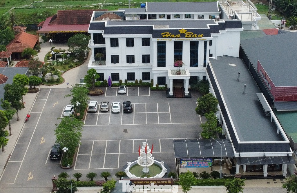 Ngay ở chính giữa khu đất là tòa nhà cao 3 tầng có biển tên “Hoa Ban” mọc trên diện tích đất bến xe. Thời gian qua, tòa nhà đã tổ chức nhiều sự kiện theo nội dung biển, bảng quảng cáo: “Trung tâm tổ chức sự kiện, hội nghị, tiệc cưới”.