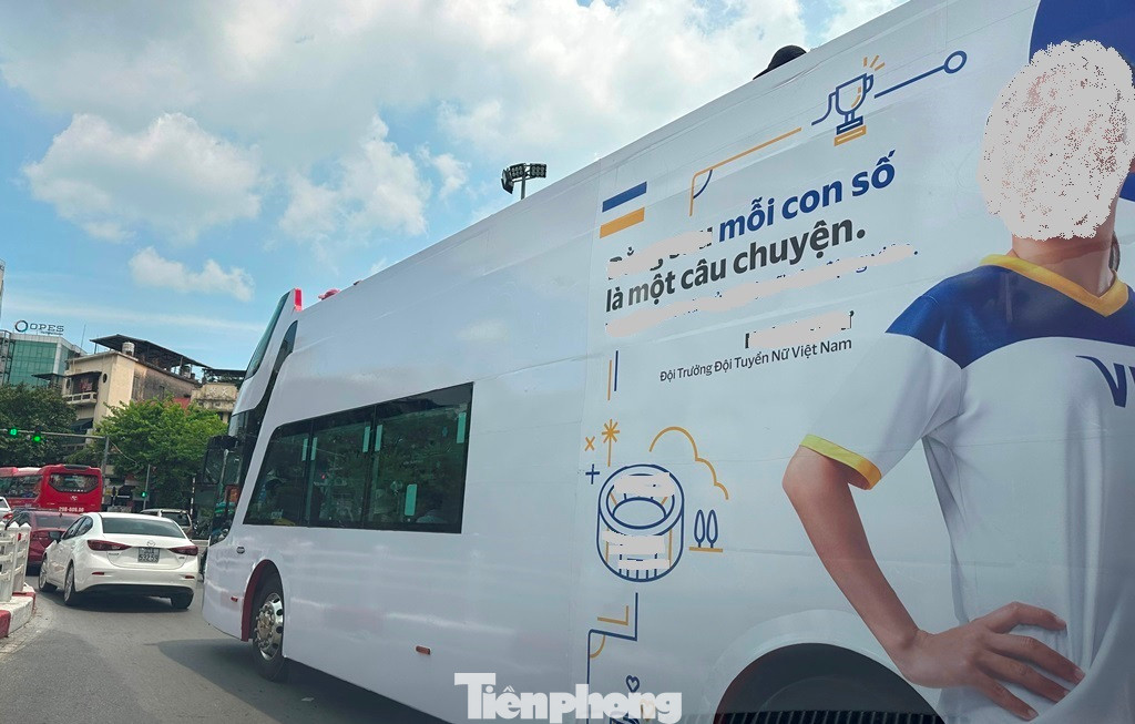 Ngoài có chiều cao hơn nhiều các xe khách khác (2 tầng chở khách), các xe buýt này thuộc loại xe có thiết kế 47 chỗ nên di chuyển trên đường thường chiếm hơn 1 làn đường, gây khó khăn cho các phương tiện khác.