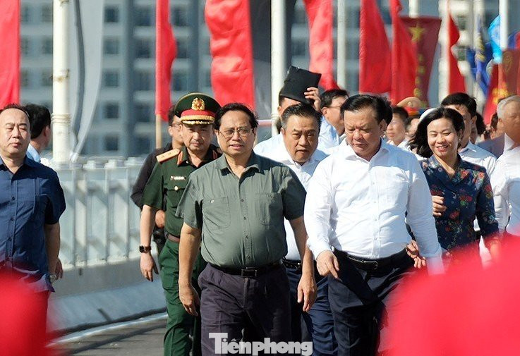 Thủ tướng Chính phủ, Bí thư Thành ủy Hà Nội và đoàn đại biểu tham dự lễ thông xe đi bộ trên cầu Vĩnh Tuy vừa hoàn thành. Ảnh: Mạnh Thắng