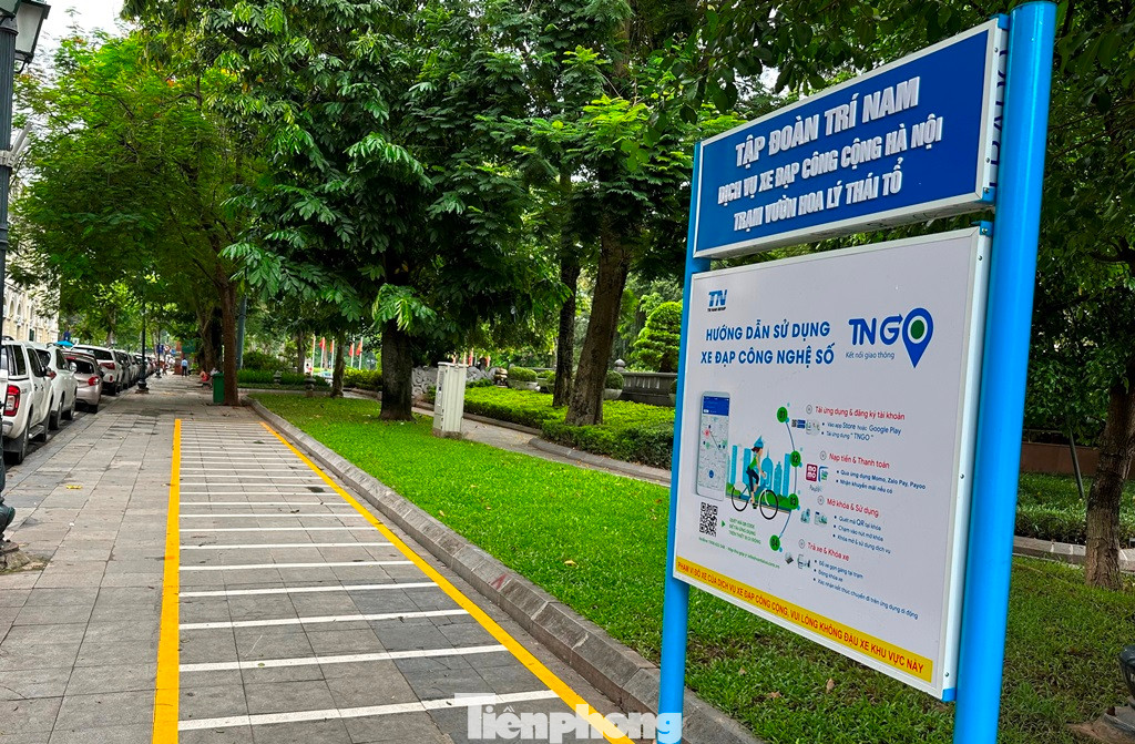 Trạm phục vụ xe đạp công cộng tại vườn hoa Lý Thái Tổ (Hoàn Kiếm) - một trong 79 trạm phục vụ người dân trong tháng 8 tới. Ảnh: Anh Trọng