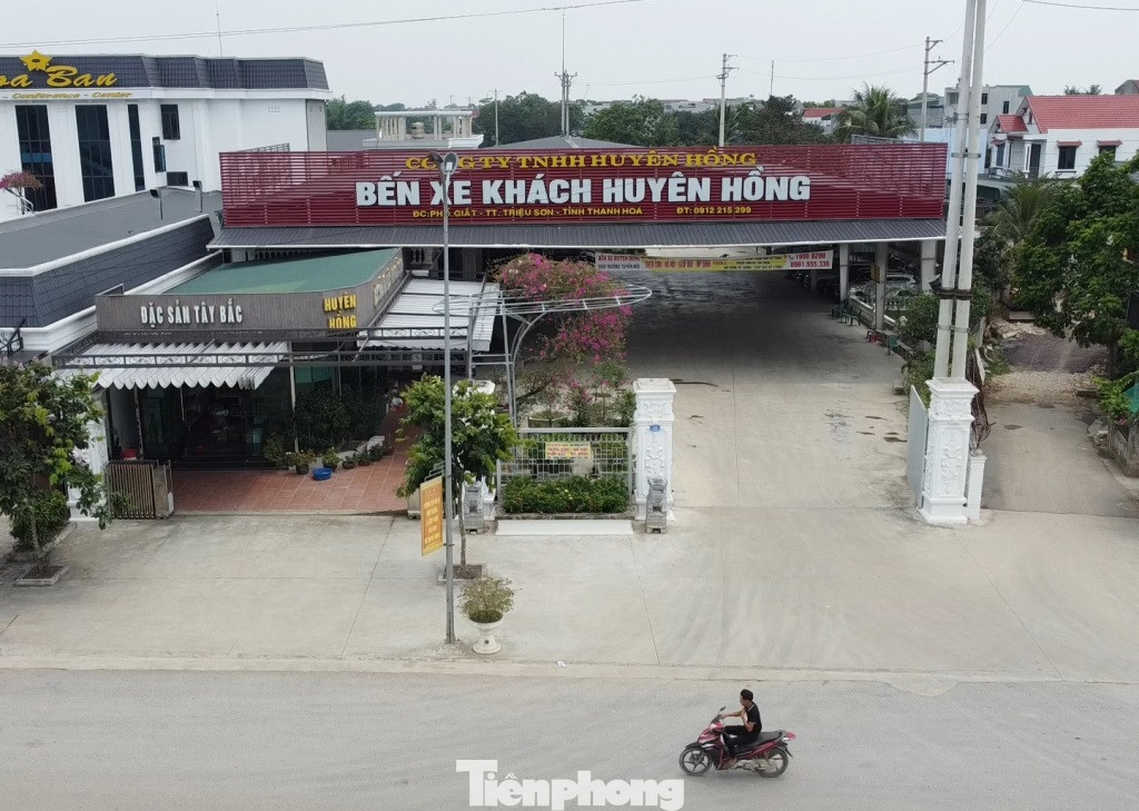 Một khu nhà mái tôn nằm ở góc phía Đông Bắc bên trên có treo biển "Bến xe khách Huyên Hồng" nhưng bên trong luôn trong tình trạng không có xe hoạt động.