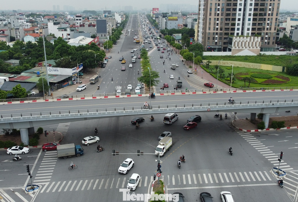 Nút giao Cổ Linh - đường dẫn lên cầu Vĩnh Tuy. Ảnh: Tiền Phong Nút giao Cổ Linh - đường dẫn lên cầu Vĩnh Tuy. Ảnh: Tiền Phong