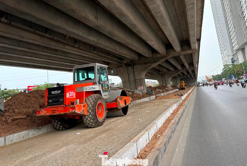 Một số đoạn đơn vị thi công đã thảm vật liệu nền đường