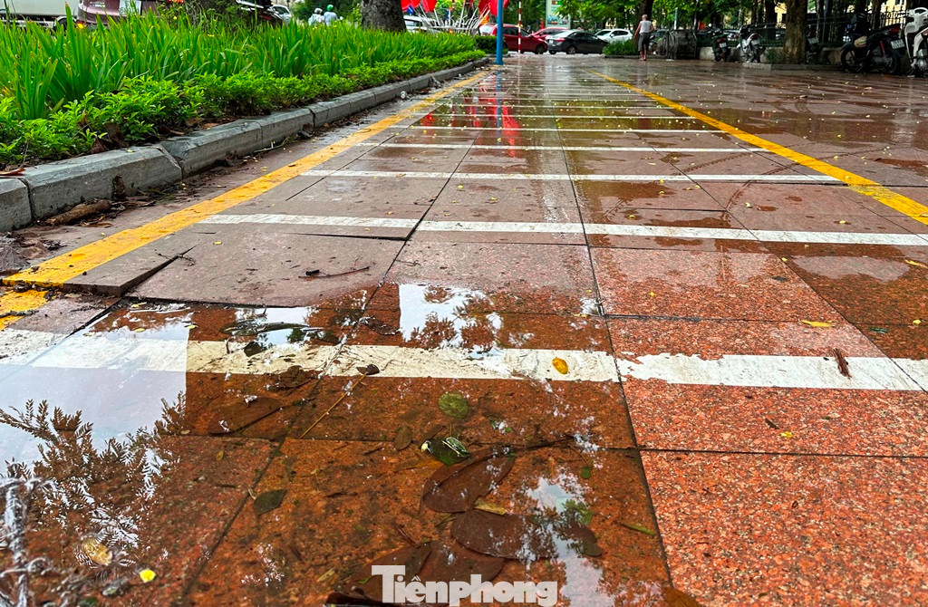 Tại khu vực điểm đỗ xe được kẻ ô cũng bị lún nứt, đọng nước mưa.