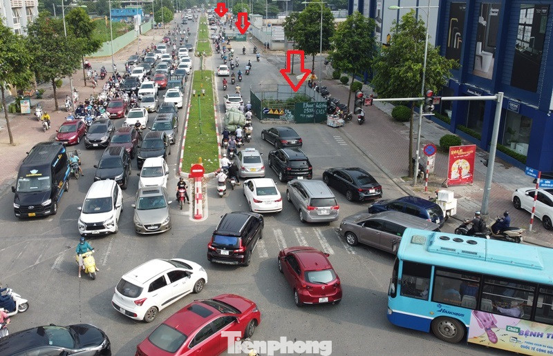 Các hàng rào thi công ở đây đã được dựng lên cả năm nay, giấy phép do Sở GTVT Hà Nội cấp đã nhiều lần hết phép, sau đó đã được cấp lại.