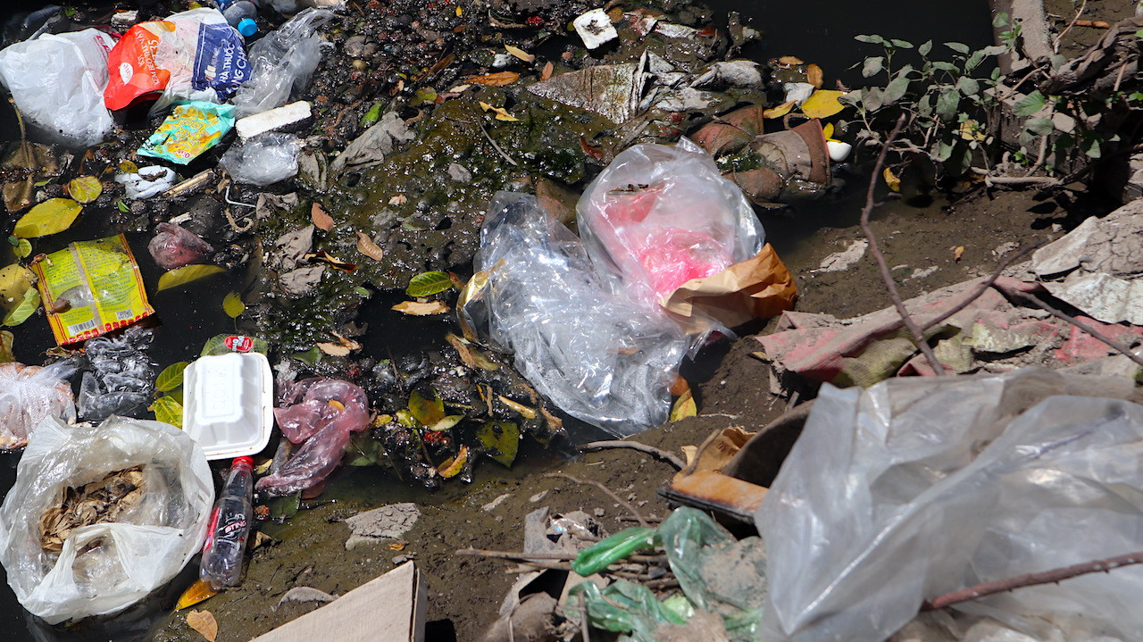 Nước mương đen kịt, đặc quánh sau nhiều năm ùn ứ rác thải sinh hoạt khiến người dân rơi vào cảnh ngán ngẩm, lo lắng.