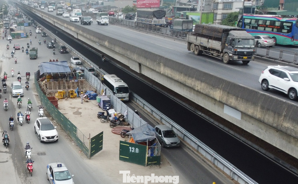 Bên ngoài làn đường mở rộng, phương tiện ô tô, xe máy phải len lỏi, chui qua hàng rào công trường dự án trên đường Nguyễn Xiển. Bên ngoài làn đường mở rộng, phương tiện ô tô, xe máy phải len lỏi, chui qua hàng rào công trường dự án trên đường Nguyễn Xiển.