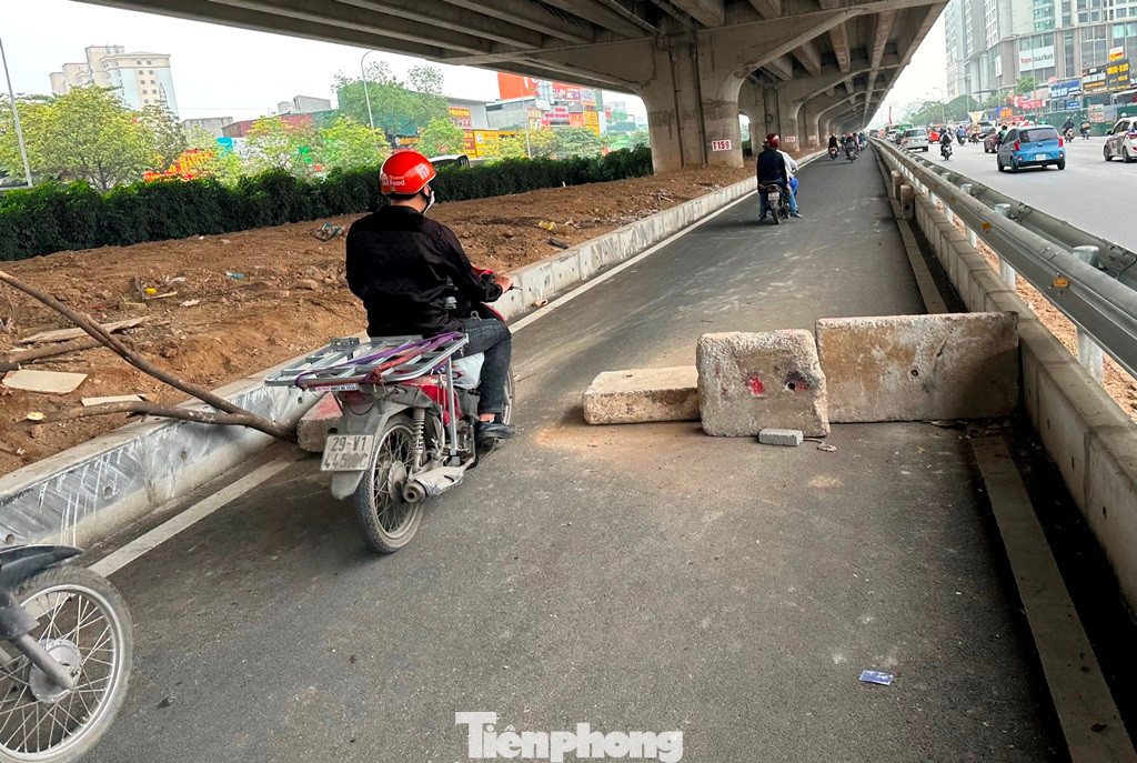 Do đường Nguyễn Xiển thường ùn tắc, làn đường mở rộng lại bỏ không một số người đi xe máy đã làm đổ miếng bê tông, tự mở lối đi vào làn đường mới. Do đường Nguyễn Xiển thường ùn tắc, làn đường mở rộng lại bỏ không một số người đi xe máy đã làm đổ miếng bê tông, tự mở lối đi vào làn đường mới.