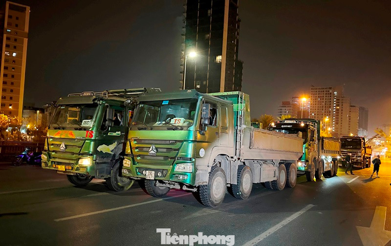 Ông Trần Việt Hưng, đại diện Cty TNHH Giao thông vận tải - đơn vị thực hiện dự án kiểm định cầu Nhật Tân - trực tiếp chỉ huy công việc tại cầu Nhật Tân những ngày qua cho biết, do là cây cầu đang có mật độ giao thông đi lại lớn nên lần thử tải này, ngoài kiểm định an toàn các hạng mục đơn vị thực hiện đã sử dụng khoảng trên dưới 10 xe tải loại tải trọng lớn để thử tải độ võng mặt cầu, độ chịu lực nhịp, dầm cầu. Ông Trần Việt Hưng, đại diện Cty TNHH Giao thông vận tải - đơn vị thực hiện dự án kiểm định cầu Nhật Tân - trực tiếp chỉ huy công việc tại cầu Nhật Tân những ngày qua cho biết, do là cây cầu đang có mật độ giao thông đi lại lớn nên lần thử tải này, ngoài kiểm định an toàn các hạng mục đơn vị thực hiện đã sử dụng khoảng trên dưới 10 xe tải loại tải trọng lớn để thử tải độ võng mặt cầu, độ chịu lực nhịp, dầm cầu.