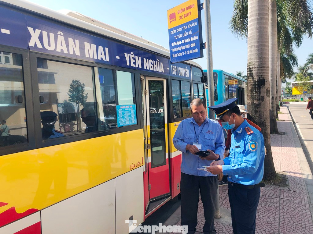 Thanh tra giao thông Hà Nội, kiểm tra việc chấp hành quy định vận tải hành khách của lái xe buýt tại bến xe Yên Nghĩa.