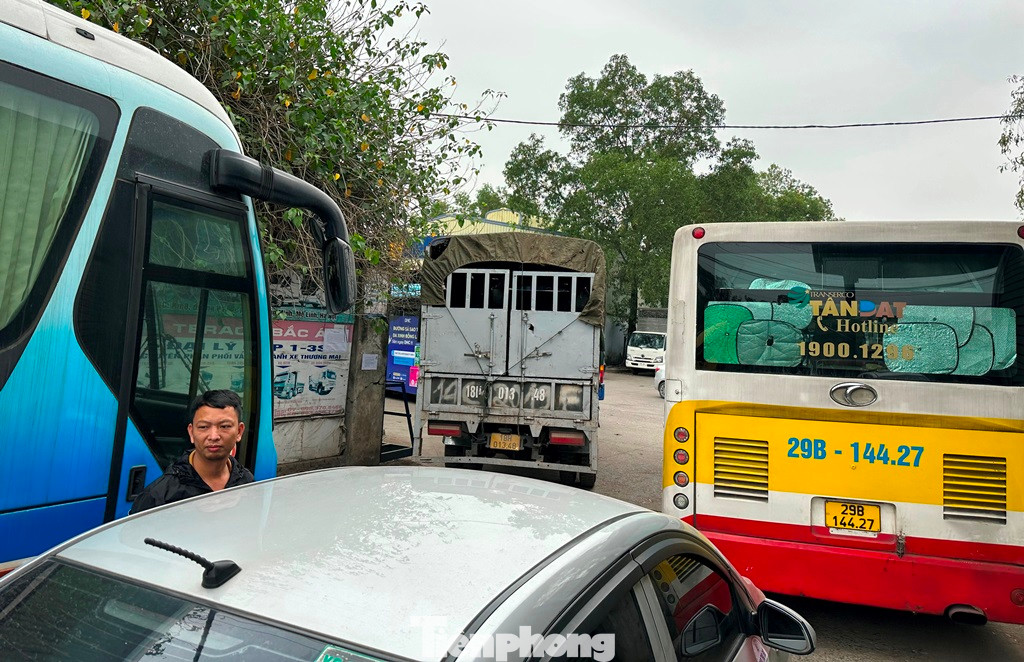 Theo thống kê ngoài hơn 41.000 ô tô con của người dân đang thiếu nơi đăng kiểm, trong quý I/2023, Hà Nội cũng có khoảng 1.000 xe buýt chưa biết sẽ đăng kiểm ở đâu.