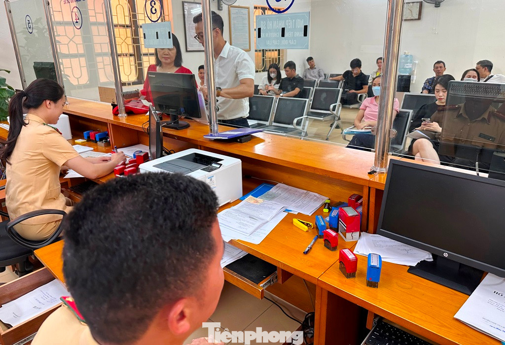 Đến khoảng 11h trưa 24/7, lượng người chờ làm thủ tục tại Cơ sở đăng ký xe số 1 Thái Hà vẫn đông.