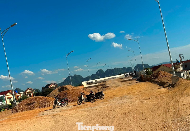 Với thực trạng ngổn ngang như thế này dự án đoạn cuối tuyến cao tốc Mai Sơn - Thanh Hóa chưa biết ngày nào về đích.