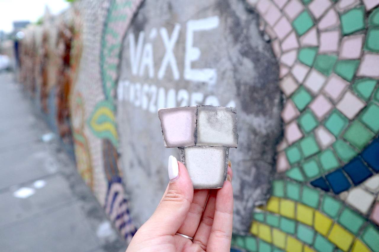 Nhiều vị trí đã nứt vỡ, chỉ cần khẽ chạm tay vào cũng khiến cả mảng tranh tường bằng gốm đổ xuống. Những mảng tường được người dân tận dụng để tô vẽ quảng cáo.