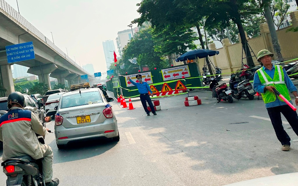 Thanh tra giao thông lập chốt làm nhiệm vụ tại hàng rào công trường trên đường Nguyễn Trãi.