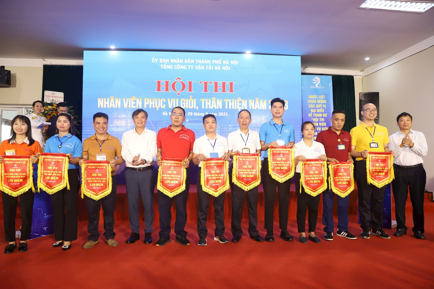 Các đơn vị tham gia dự thi nhận cờ lưu niệm từ lãnh đạo Tổng Cty Vận tải.