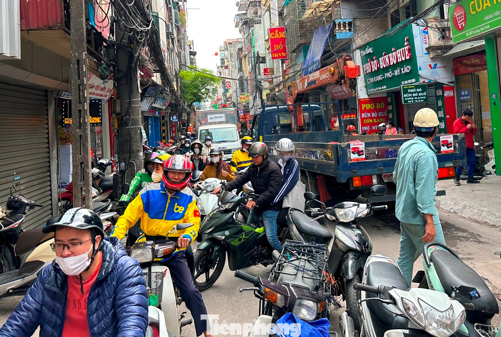 Sau Tết, công trường thi công dự án hệ thống xử lý nước thải Yên Xá bắt đầu mở rộng thi công trên đường Lương Thế Vinh (địa bàn quận Thanh Xuân, Nam Từ Liêm), ùn tắc xảy ra thường xuyên.