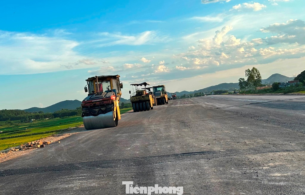 Toàn dự án hiện đang thi công các hạng mục cuối cùng, như thảm mặt đường, đổ bê tông bờ lan can... Toàn dự án hiện đang thi công các hạng mục cuối cùng, như thảm mặt đường, đổ bê tông bờ lan can...