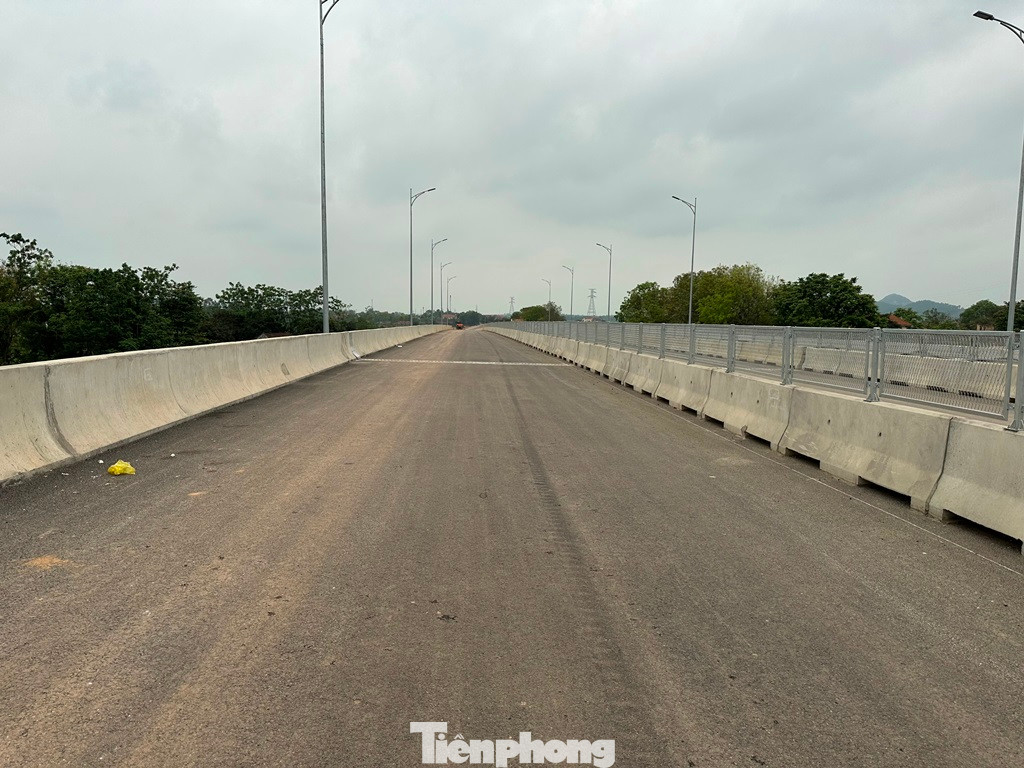 Ngoài 4 làn đường cao tốc, cầu Vĩnh An còn được thiết kế xây dựng một làn xe hỗn hợp rộng 2 làn xe ở bên phải tuyến để ô tô, xe máy của người dân trong vùng lưu thông. Ngoài 4 làn đường cao tốc, cầu Vĩnh An còn được thiết kế xây dựng một làn xe hỗn hợp rộng 2 làn xe ở bên phải tuyến để ô tô, xe máy của người dân trong vùng lưu thông.