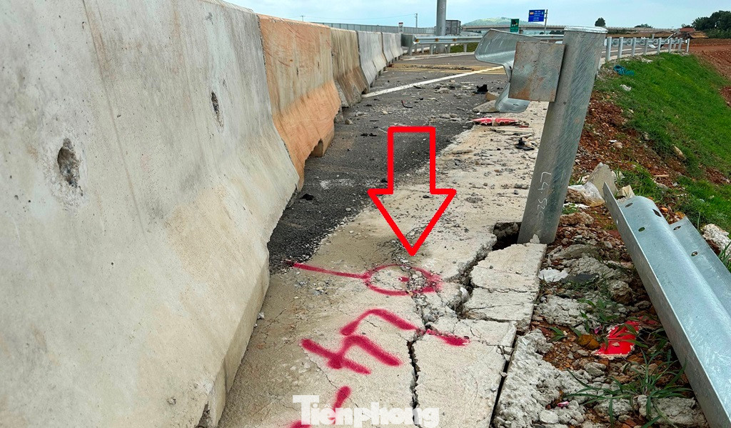 Vụ tai nạn cũng làm bong, hỏng bờ rào tôn của cao tốc, vị trí xảy ra tai nạn được cơ quan chức năng còn đánh dấu bằng chữ màu ở hiện trường.