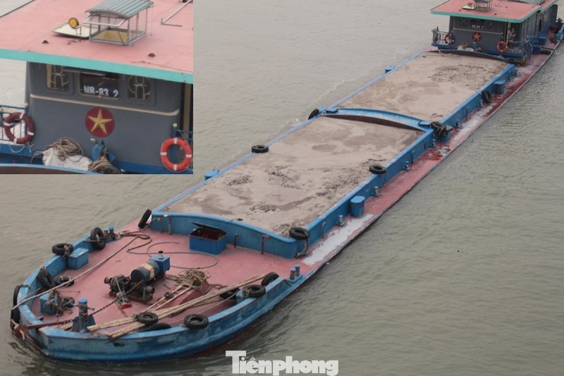 Thậm chí có tàu như hình ảnh này còn không gắn, in biển số ở vị trí theo quy định, tàu chỉ để biển số bên trong buồng lái, biển số cũng bị che đi một số ở giữa (ảnh nhỏ).