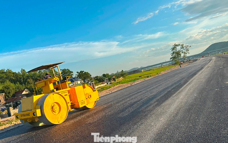 Cao tốc Nghi Sơn - Diễn Châu đoạn qua Thanh Hóa đang lu lèn mặt đường. Ảnh: Anh Trọng