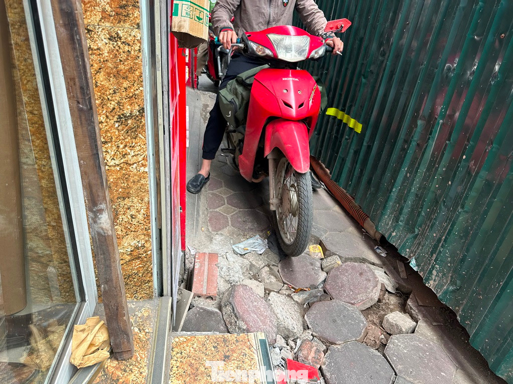 Việc hàng rào chỉ để lại khoảng 70-80cm vỉa hè, nhiều đoạn hư hỏng không được sửa chữa khiến việc đi lại của người dân qua công trường rất khó khăn.