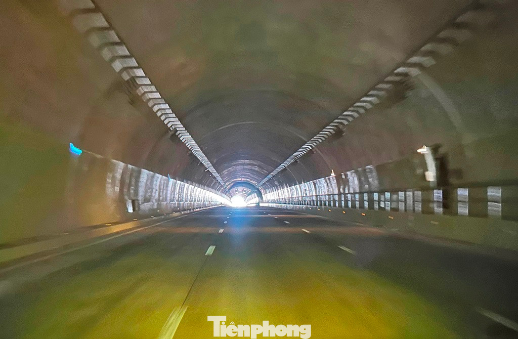 Hiện nay, việc lưu thông qua hầm chủ yếu nhờ vào ánh sáng của đèn pha phương tiện và ánh sáng chiếu vào hầm ở hai đầu, ở giữa hầm tối om và phương tiện không thể đủ tầm nhìn để lưu thông theo tốc độ cho phép đến 80km/h.