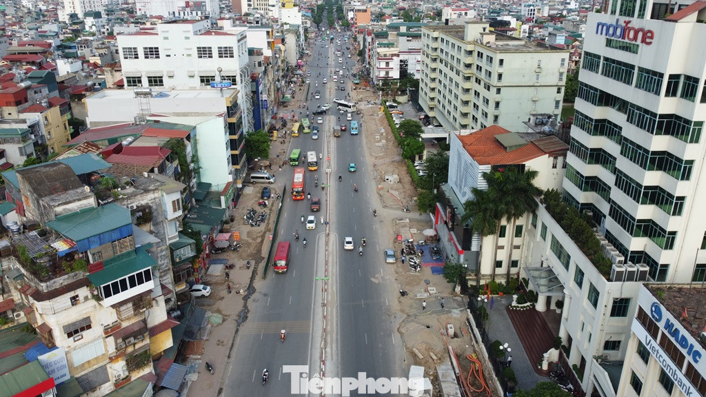 Phía đường Kim Đồng (cửa hầm phía Nam), để thi công hầm toàn bộ hệ thống cây xanh ở vỉa hè, dải phân cách hàng chục năm tuổi đã phải di dời, hệ thống vỉa hè, dải phân cách cũng được xén, san ủi để phục vụ thi công dự án.