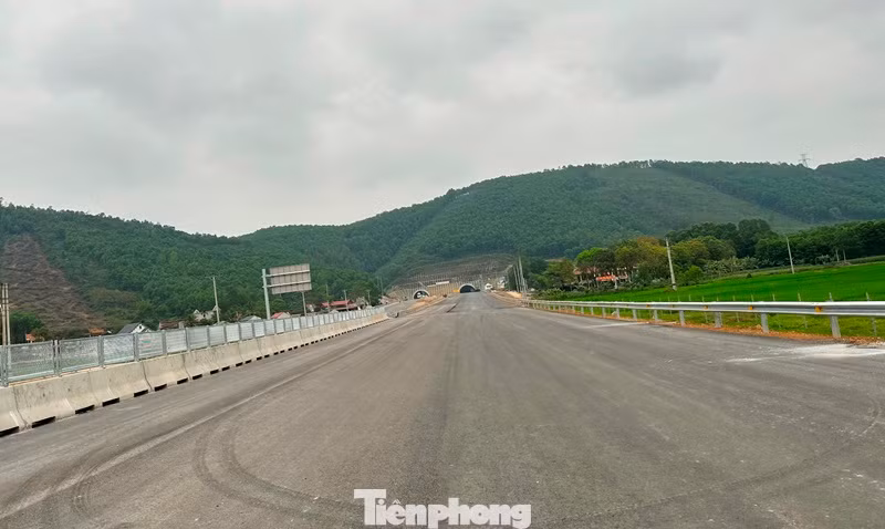 Theo kế hoạch thông xe vừa được Bộ GTVT báo cáo Thủ tướng Chính phủ chiều 24/4, dự án sẽ được tổ chức thông xe vào 8h sáng 29/4, 1h sau đó, xe ô tô chạy lộ trình Thanh Hóa - Hà Nội và ngược lại được phép lưu thông trên cao tốc Mai Sơn - QL45. Theo kế hoạch thông xe vừa được Bộ GTVT báo cáo Thủ tướng Chính phủ chiều 24/4, dự án sẽ được tổ chức thông xe vào 8h sáng 29/4, 1h sau đó, xe ô tô chạy lộ trình Thanh Hóa - Hà Nội và ngược lại được phép lưu thông trên cao tốc Mai Sơn - QL45.