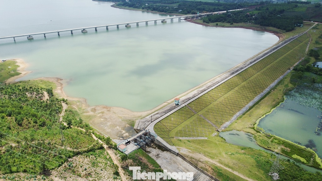 Cầu nằm sát đập điều tiết nước sản xuất và phòng chống mưa lũ tại Nông Cống và một phần thị xã Nghi Sơn.