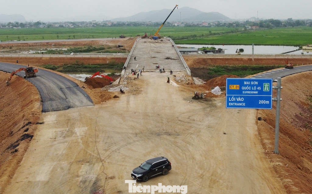 Cao tốc Mai Sơn - QL45 đã thi công xong đường, cầu, hầm; hiện dự án đang hoàn thiện các nút giao, trong đó có nút giao Đông Xuân (ảnh). Ảnh: Trọng Đảng