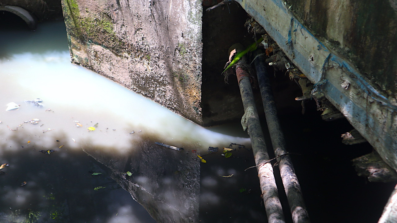 Do thời tiết mưa nhiều, nhiệt độ hằng ngày dao động trong khoảng từ 26-32℃ là điều kiện thuận lợi cho muỗi tồn tại và hoạt động; chỉ số côn trùng sau xử lý các ổ dịch vẫn cao vượt ngưỡng làm gia tăng nguy cơ bùng phát dịch bệnh sốt xuất huyết tại cộng đồng.