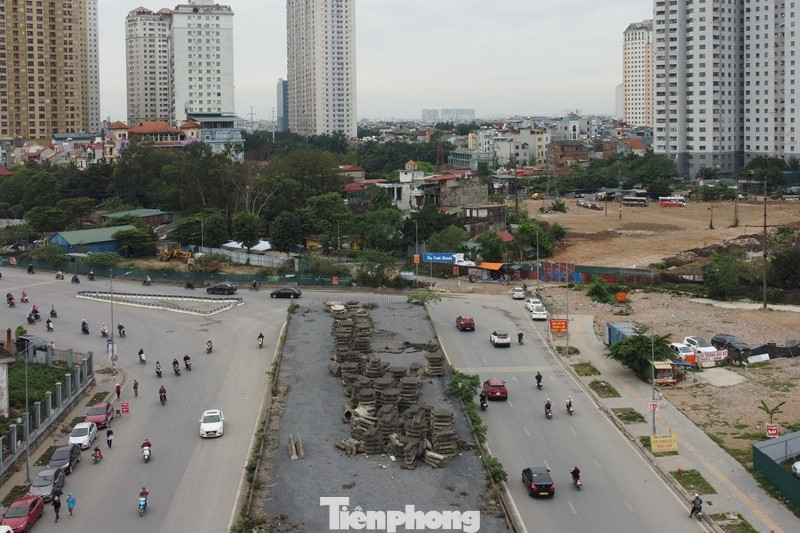 Hiện tuyến đường rộng 10 làn xe đã được thông xe 2 năm nay, tuy nhiên hạng mục (gói thầu) cầu vượt nút giao với đường 70 (cuối tuyến) vẫn chưa được hoàn thành. Dẫn đến đây vẫn đang là tuyến đường cụt, lưu thông đến công trường nút giao phương tiện phải vòng ra hướng Bệnh viện K để ra đường 70.