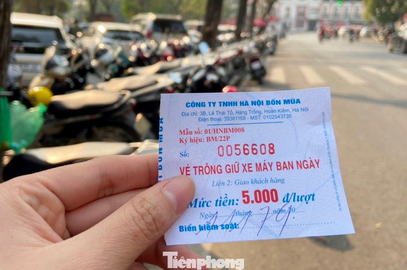 Tại đường đôi Đinh Tiên Hoàng, giá vé được Cty TNHH Hà Nội Bốn Mùa (đơn vị được cấp phép trông xe tại đây) niêm yết, ghi trên vé là 5.000 đồng/lượt xe máy, nhưng thực tế họ đang thu 10.000 đồng/lượt (cao gấp đôi).