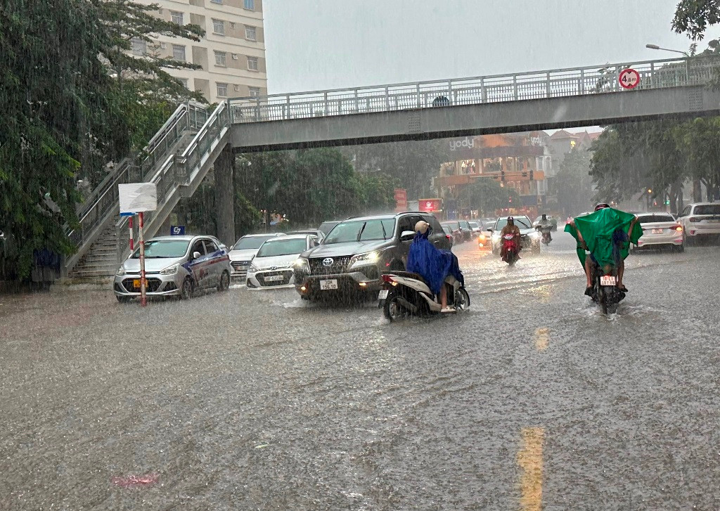 Cơn mưa diễn ra đúng vào giờ cao điểm sáng 28/9, khiến nhiều tuyến phố ở các quận nội thành Hà Nội bị ngập.
