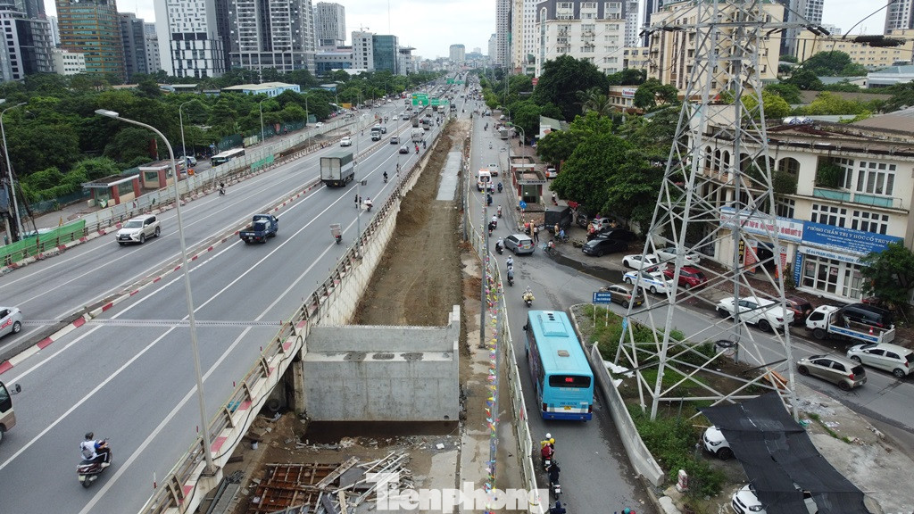 Đường Phạm Hùng - Phạm Văn Đồng đi qua nút giao rộng 8 làn xe, nhưng hiện bị thu hẹp chỉ còn hơn 1 làn đường mỗi bên, khi xe buýt đi qua là bịt kín làn đường này.