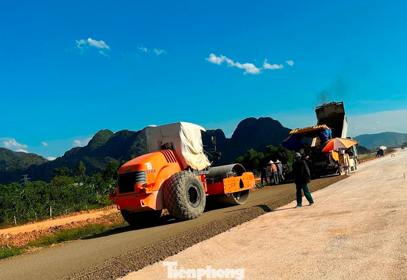 Hiện trạng gần 10km cuối tuyến của đoạn dự án này từ nút giao Đông Xuân đến nút giao Tân Phúc đang ngổn ngang, nhiều đoạn chưa thi công xong nền, móng đường.