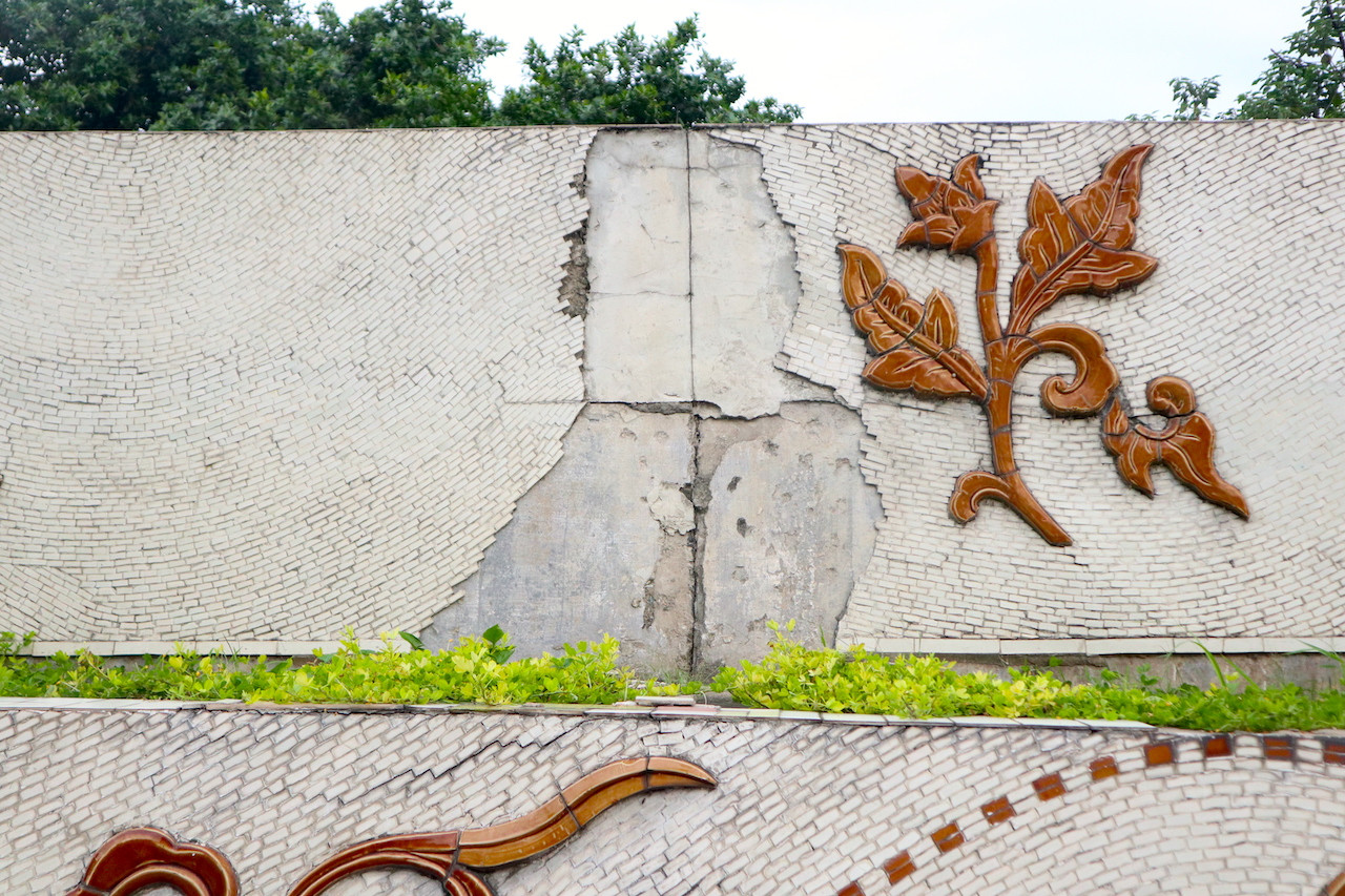 Theo các chuyên gia, một yếu tố rất quan trọng trong tạo tính bền cho các công trình chính là từ ý thức người dân. Chúng ta cần có sự phối hợp chặt chẽ với đoàn thể, tổ dân phố để tuyên truyền, vận động người dân cùng chung tay gìn giữ, bảo vệ công trình, thậm chí là cùng đưa ra quy định xử phạt những người xả rác, vệ sinh bậy hoặc phá hoại công trình…